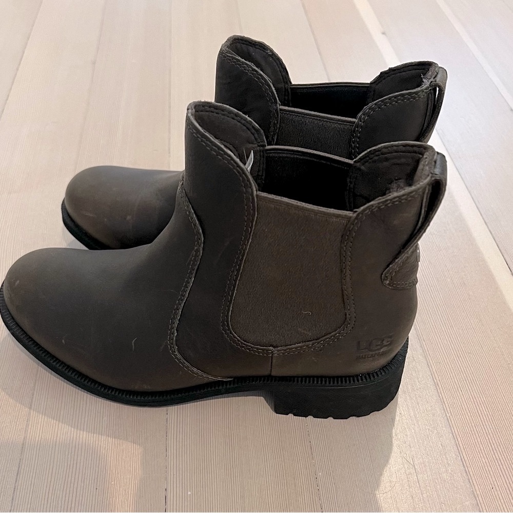 UGG New Pull On Olive Green Leather Boots Size 7